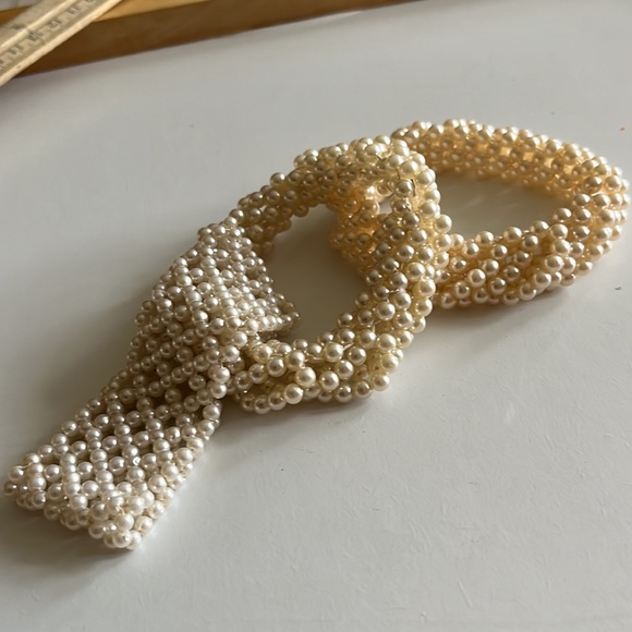 A trio of pearls stretch bracelets - Picture 2 of 4